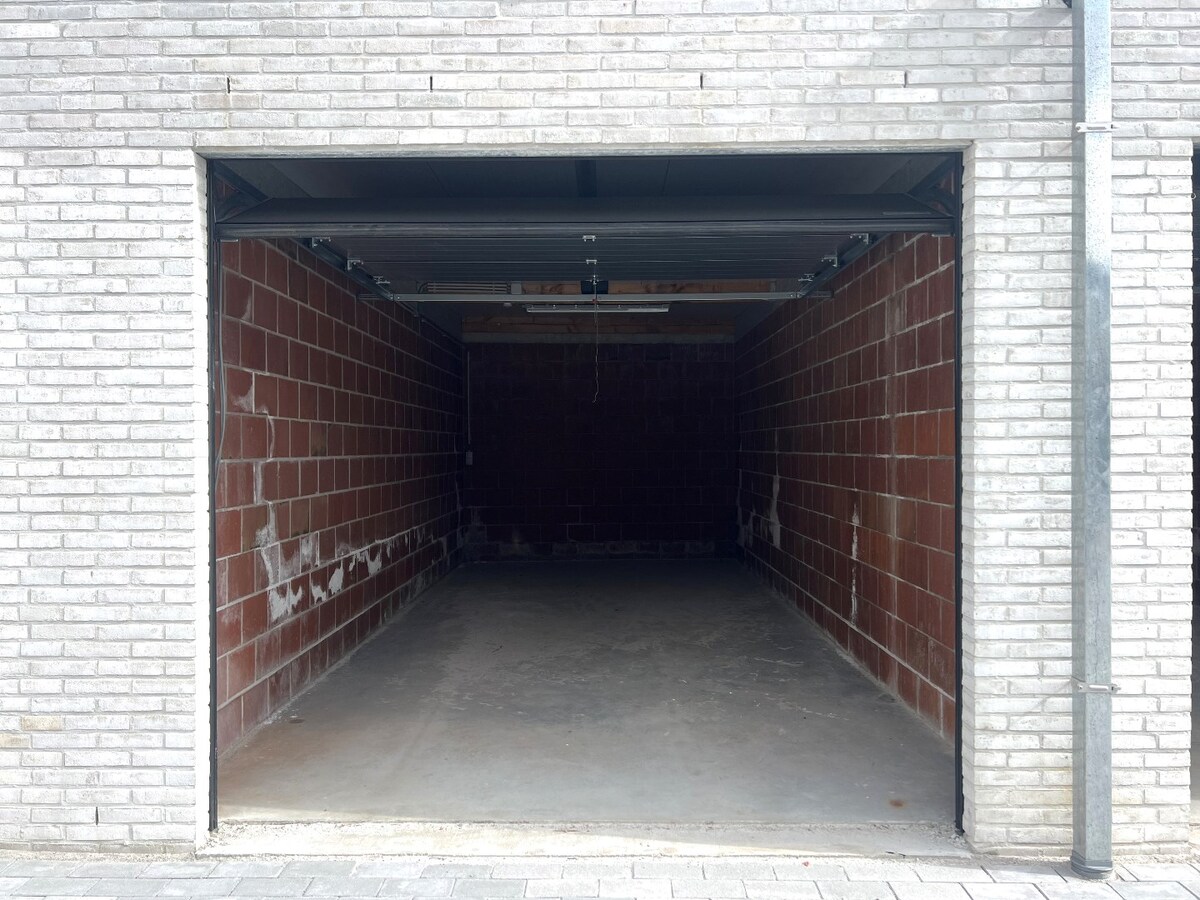 Residentie Chapeau: Ruime garagebox met automatische poort 