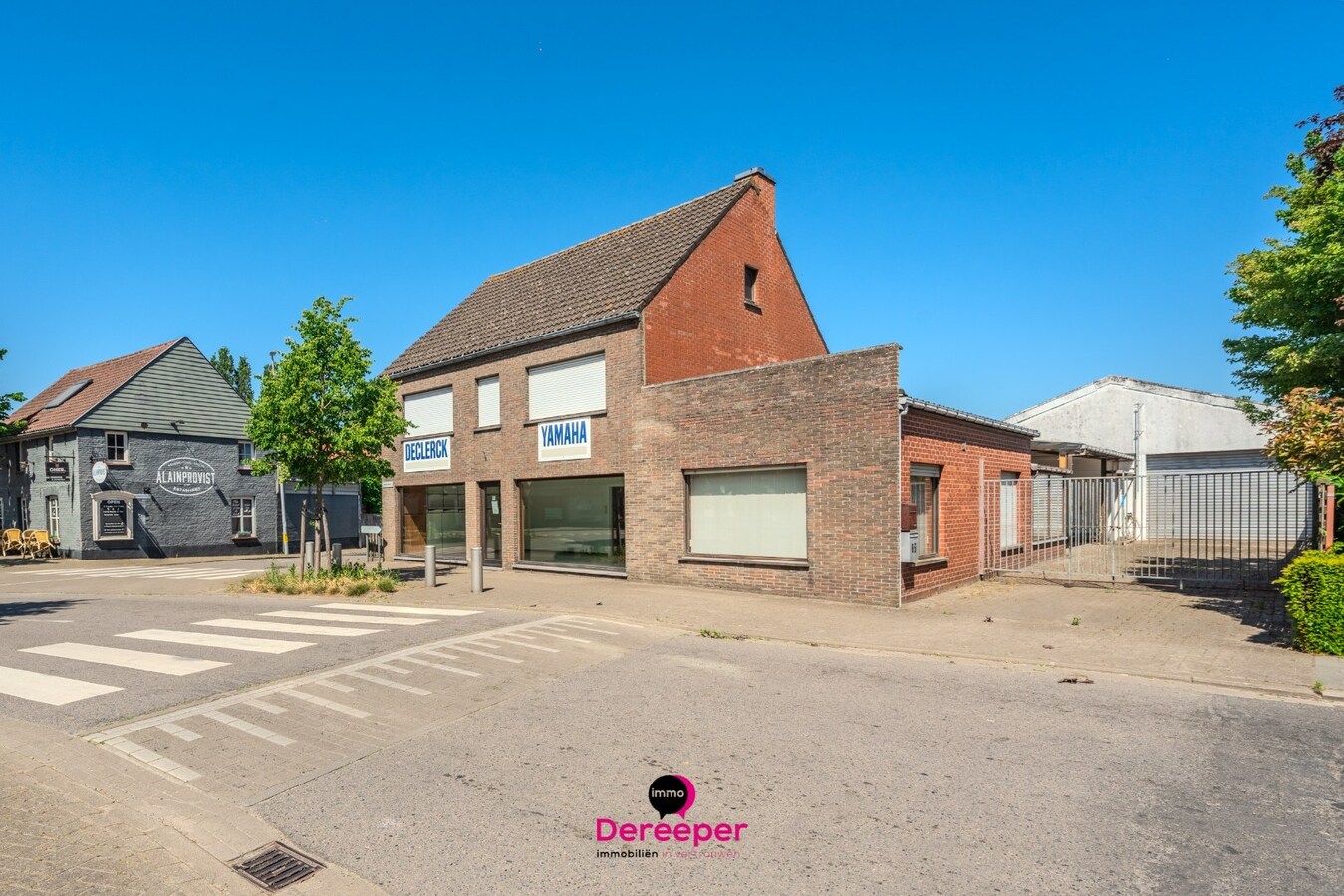 Commercieel pand met showroom, atelier, opslagplaatsen en woonst op toplocatie 