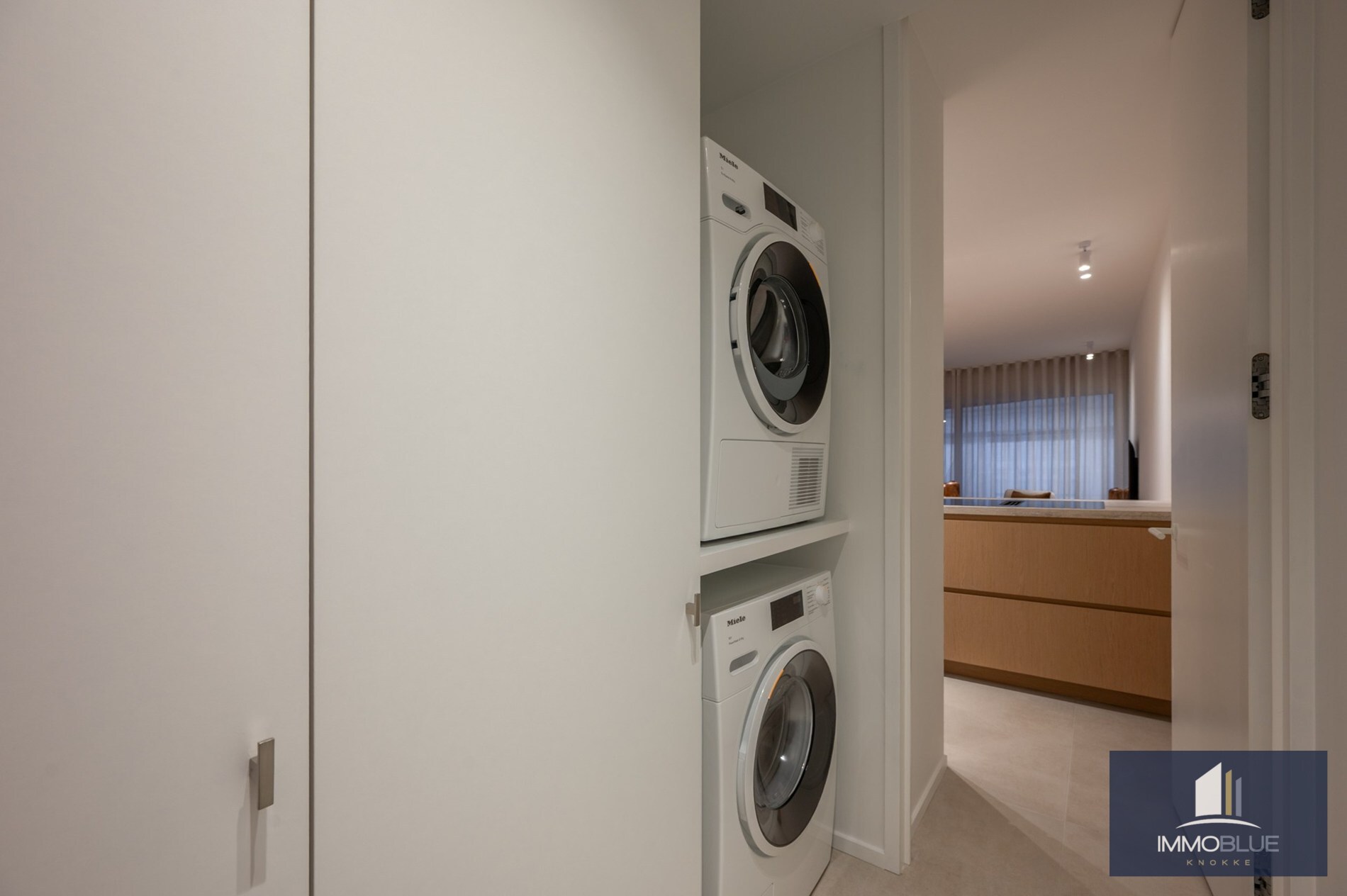 Stijlvol volledig gerenoveerd appartement in een vernieuwde residentie gelegen op een boogscheut van de zee en het commercieel centrum. 