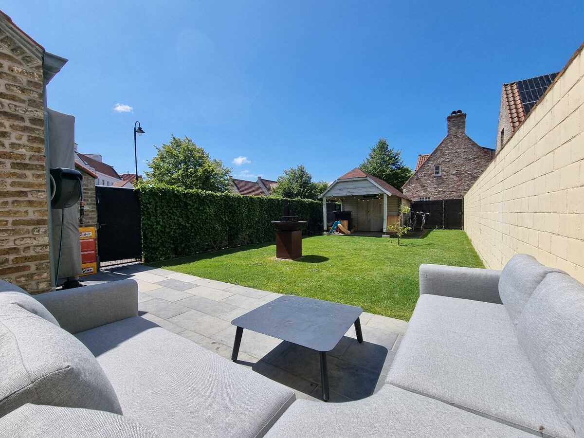 Klassevolle, statige hoekwoning te Heulebrug 