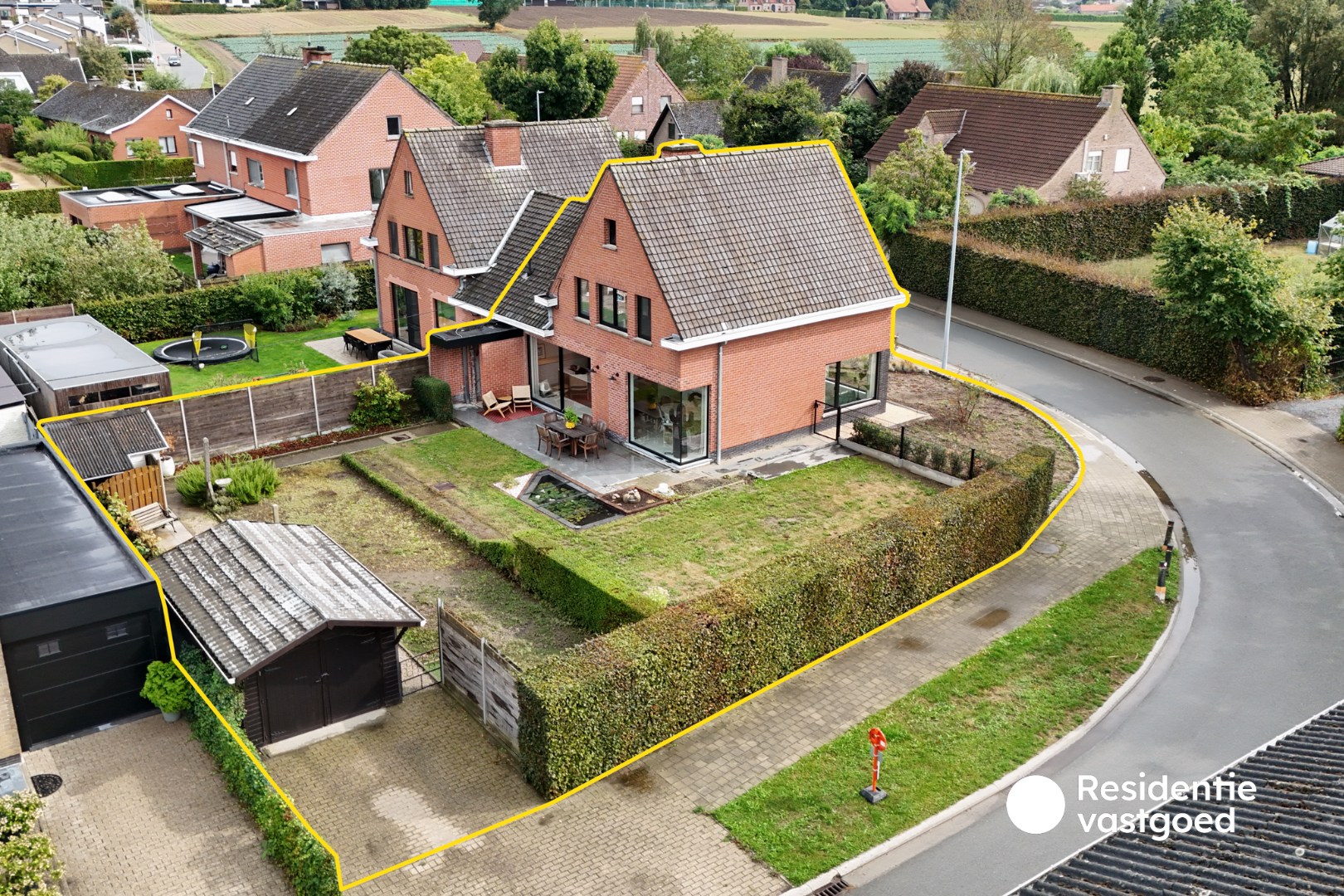 Stijlvolle en energiezuinige halfopen bebouwing met zonnige tuin 
