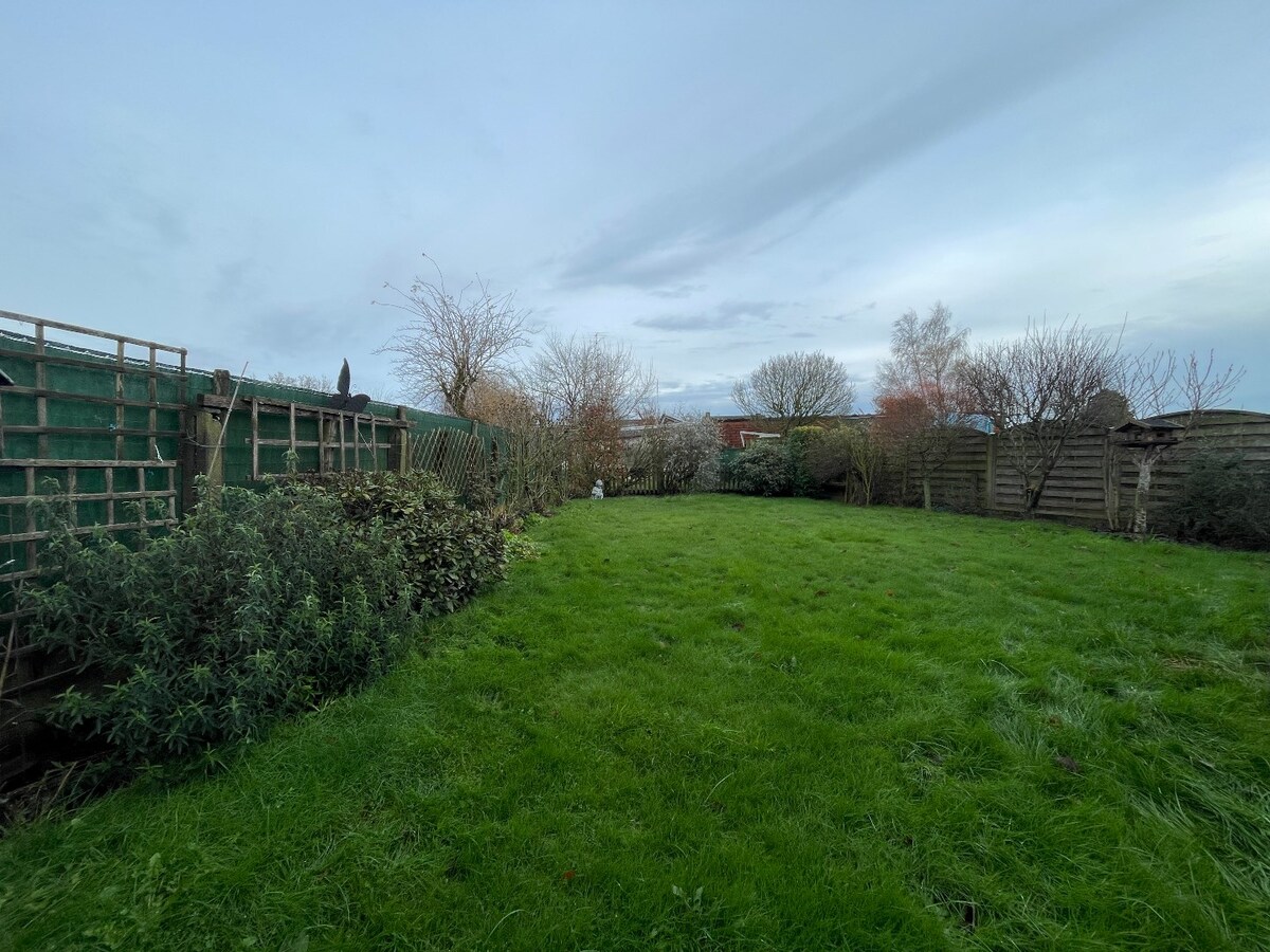 Stevige half-open bebouwing met 3 slaapkamers, tuin en garage te Moorslede 