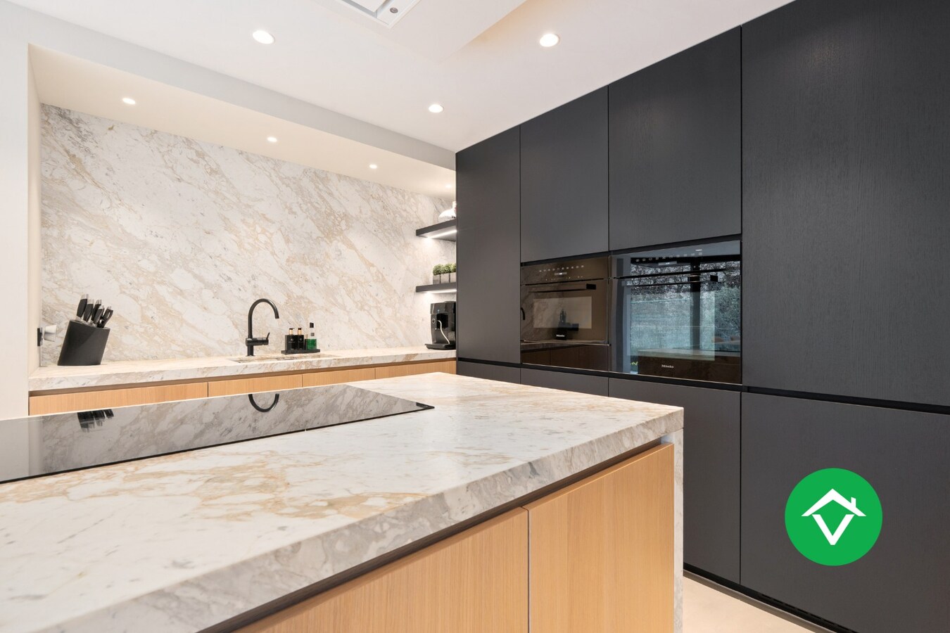 Stijlvolle alleenstaande villa met luxueus interieur en vier slaapkamers te Roeselare 