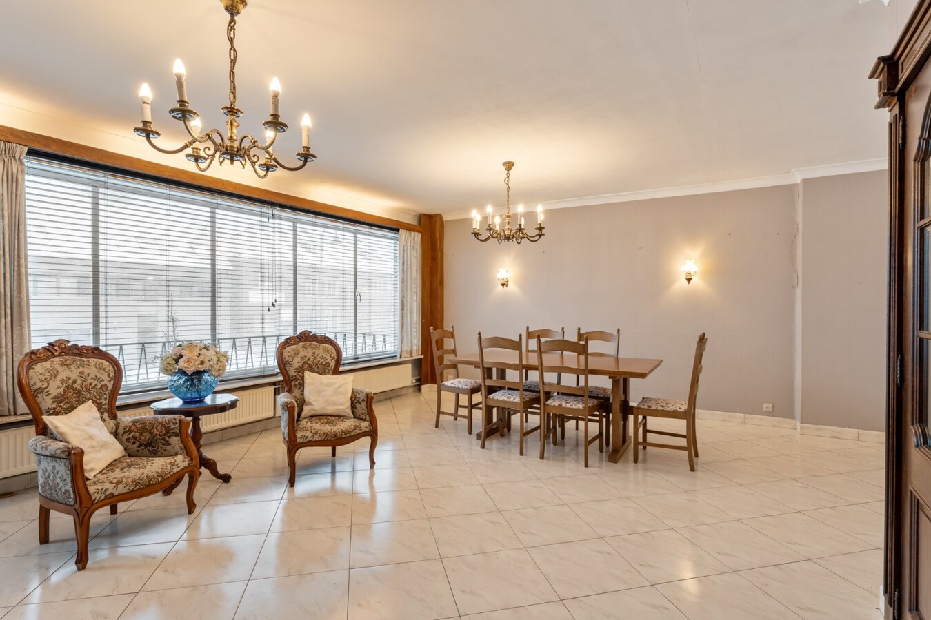 Centraal gelegen gebouw bestaande uit een handelspand op het gelijkvloers en een bovenliggend duplex-appartement! 