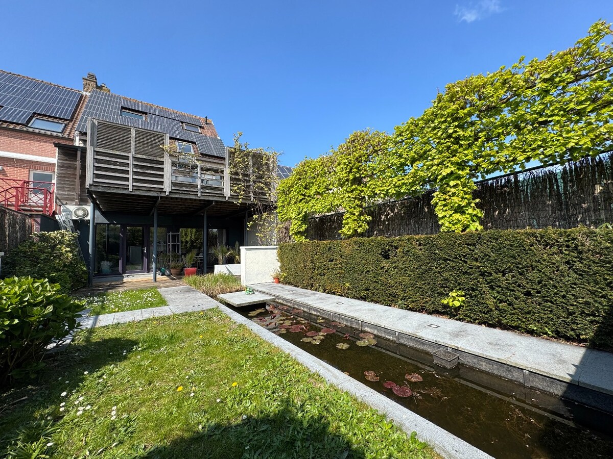 Ruime en veelzijdige bel-étagewoning met 5 slaapkamers, zuidgerichte terrassen en studio/praktijkruimte nabij de zeedijk. 