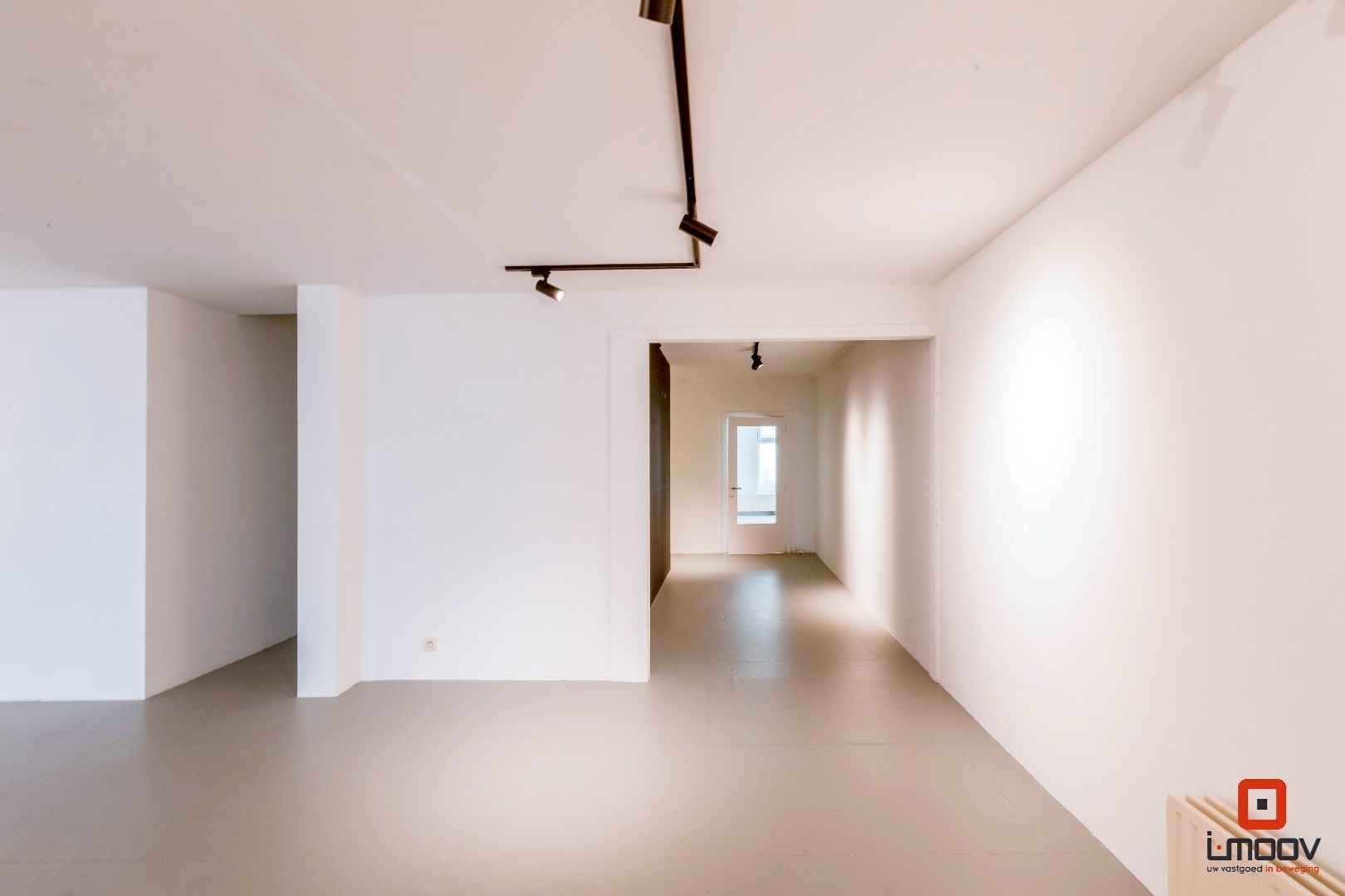 Uitzonderlijk ruim en lichtrijk handelspand met showroom op toplocatie in Gent 