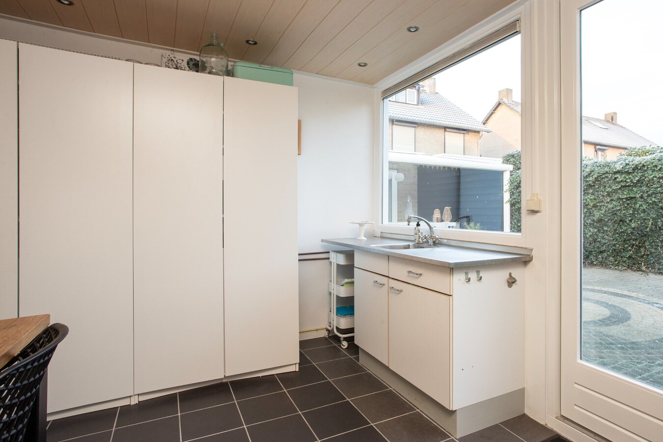 Zeer ruim halfvrijstaand woonhuis met aanpandige garage/berging en hobbyruimte/mantelzorgwoning. 