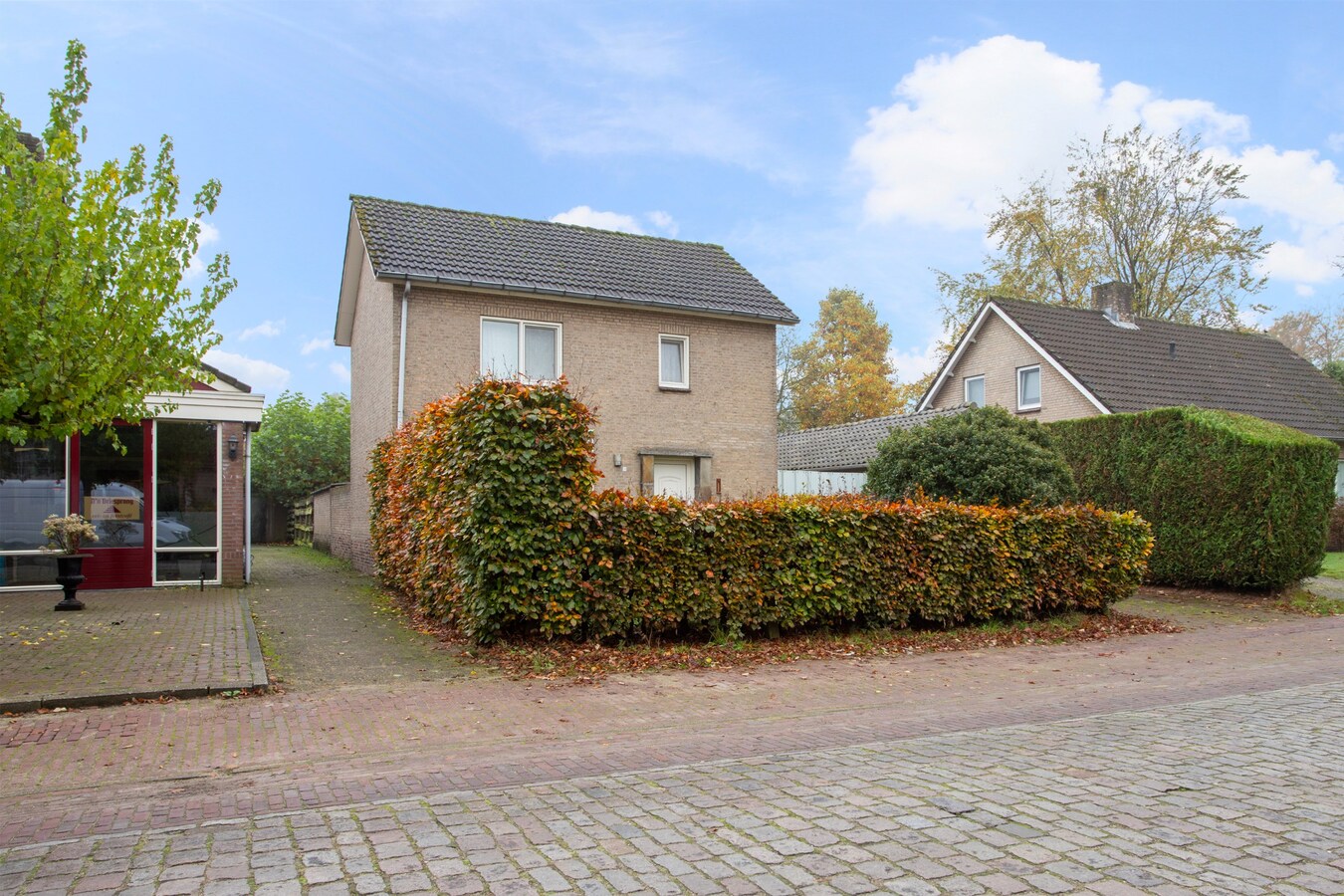 Te renoveren vrijstaande woning met vrijstaand bijgebouw gelegen in het centrum van Netersel. 