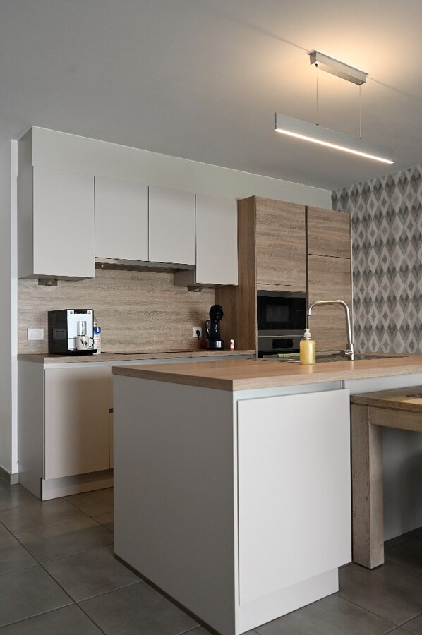 RECENTE WONING MET GARAGE EN STADSTUIN TE BREDENE 