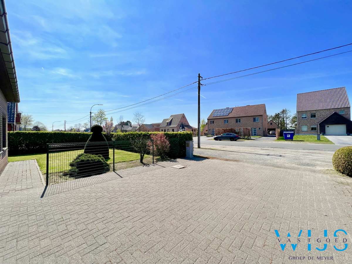 Stevige bungalow op een prachtig perceel van 925 m² te SLEIDINGE ! 