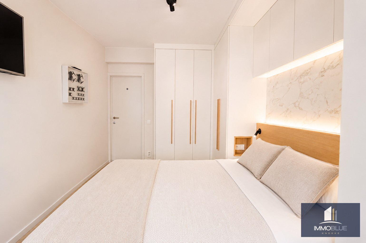 Appartement prêt à emménager avec deux chambres à coucher de belle superficie, idéalement situé au centre. 