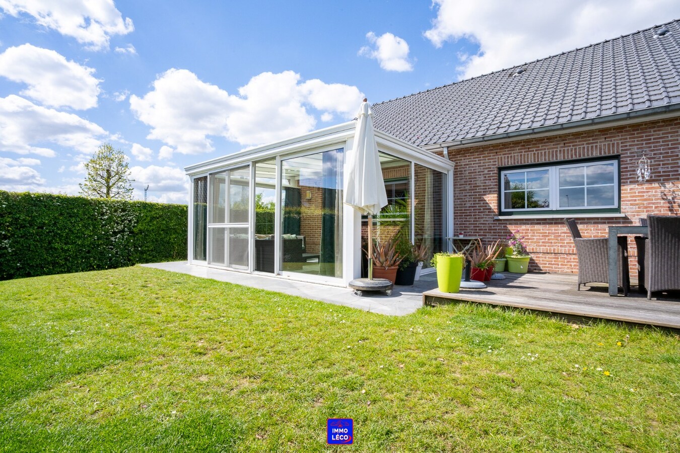 Plain-Pied érigé sur 808m², clos résidentiel prisé, garage et carport, COUP DE COEUR ! 