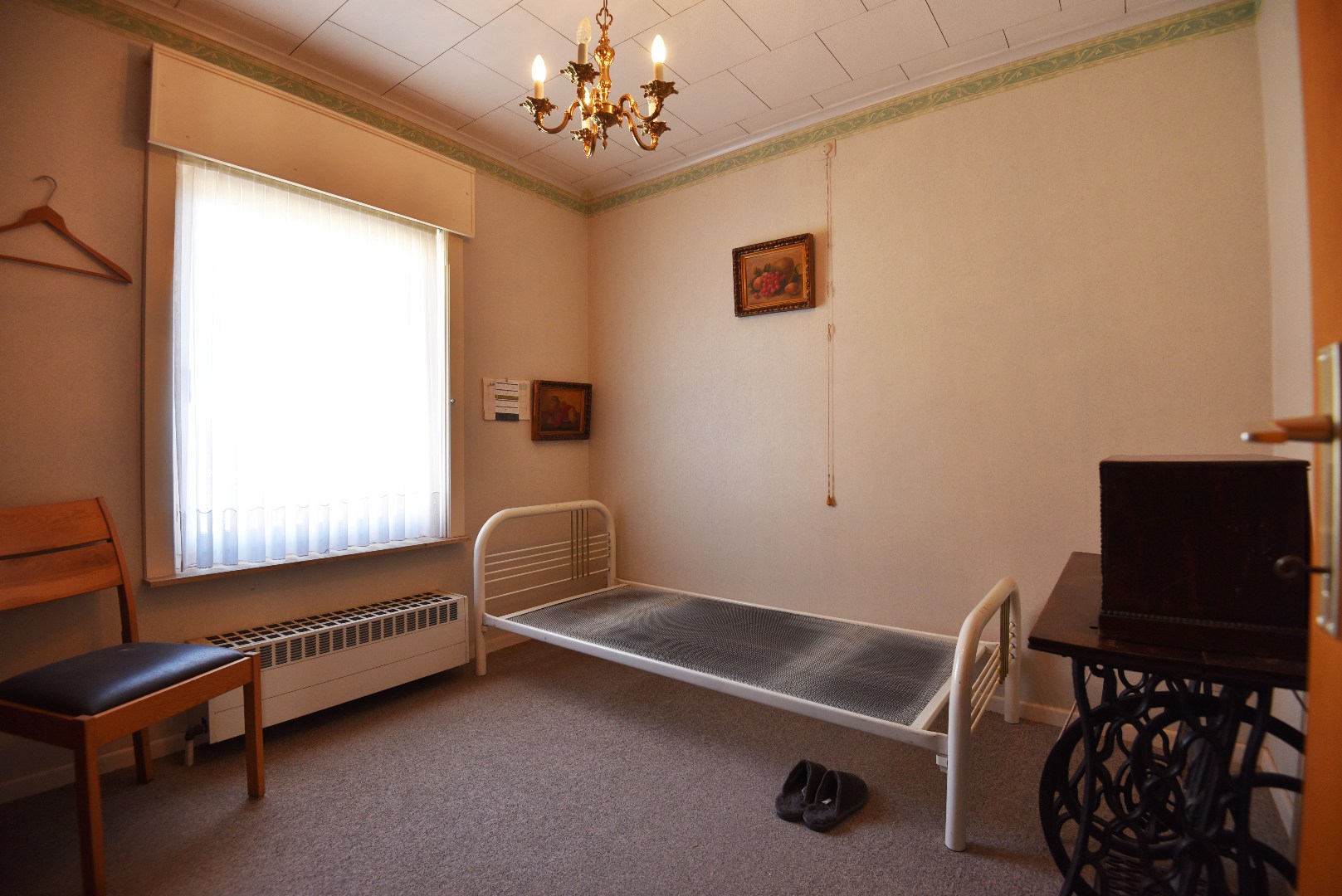 Grondig te renoveren woning  mooi gelegen te Adegem 