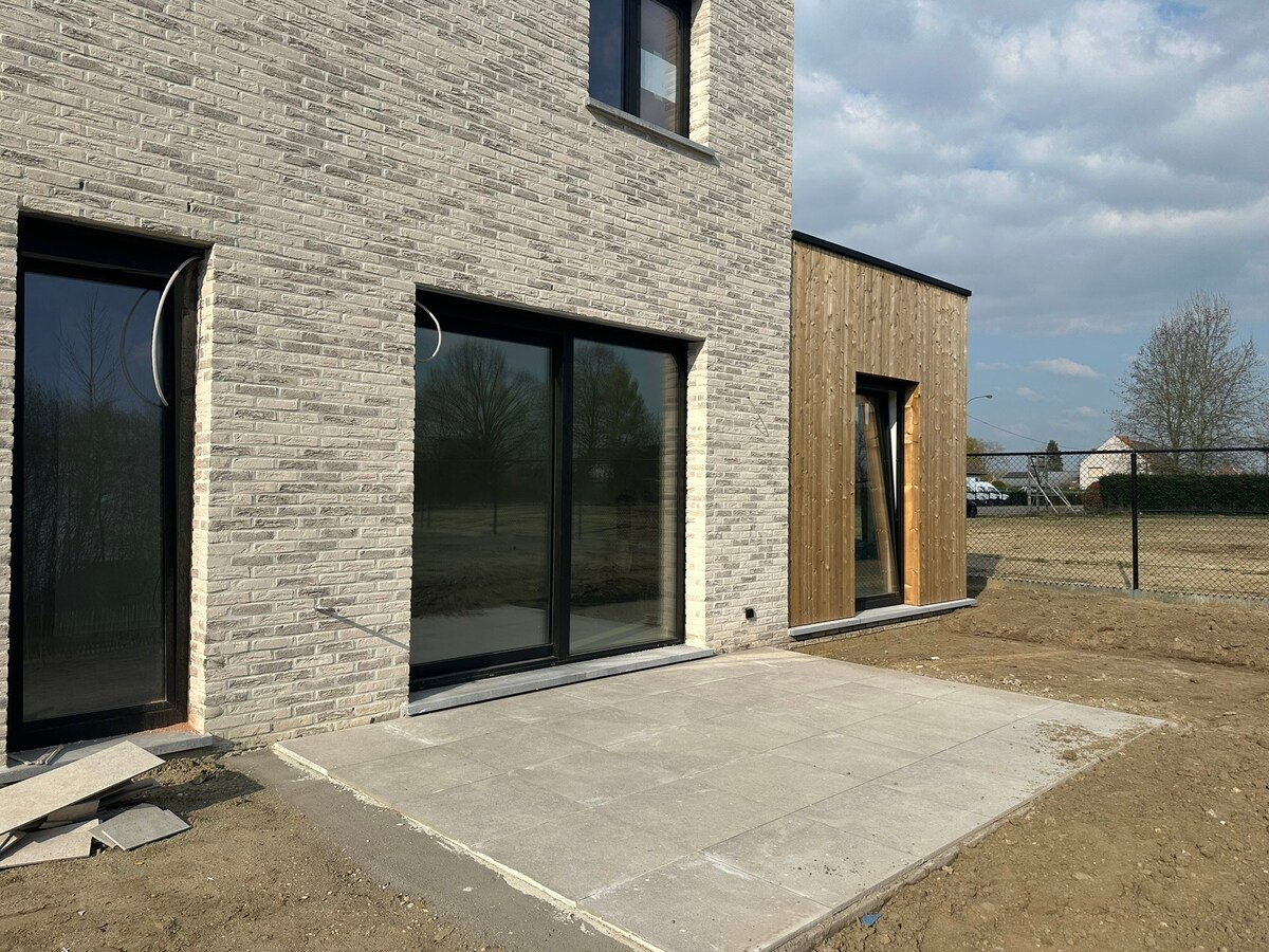 Nieuwbouw instapklare woning met 4 slaapkamers (waarvan 1 gelijkvloers) 