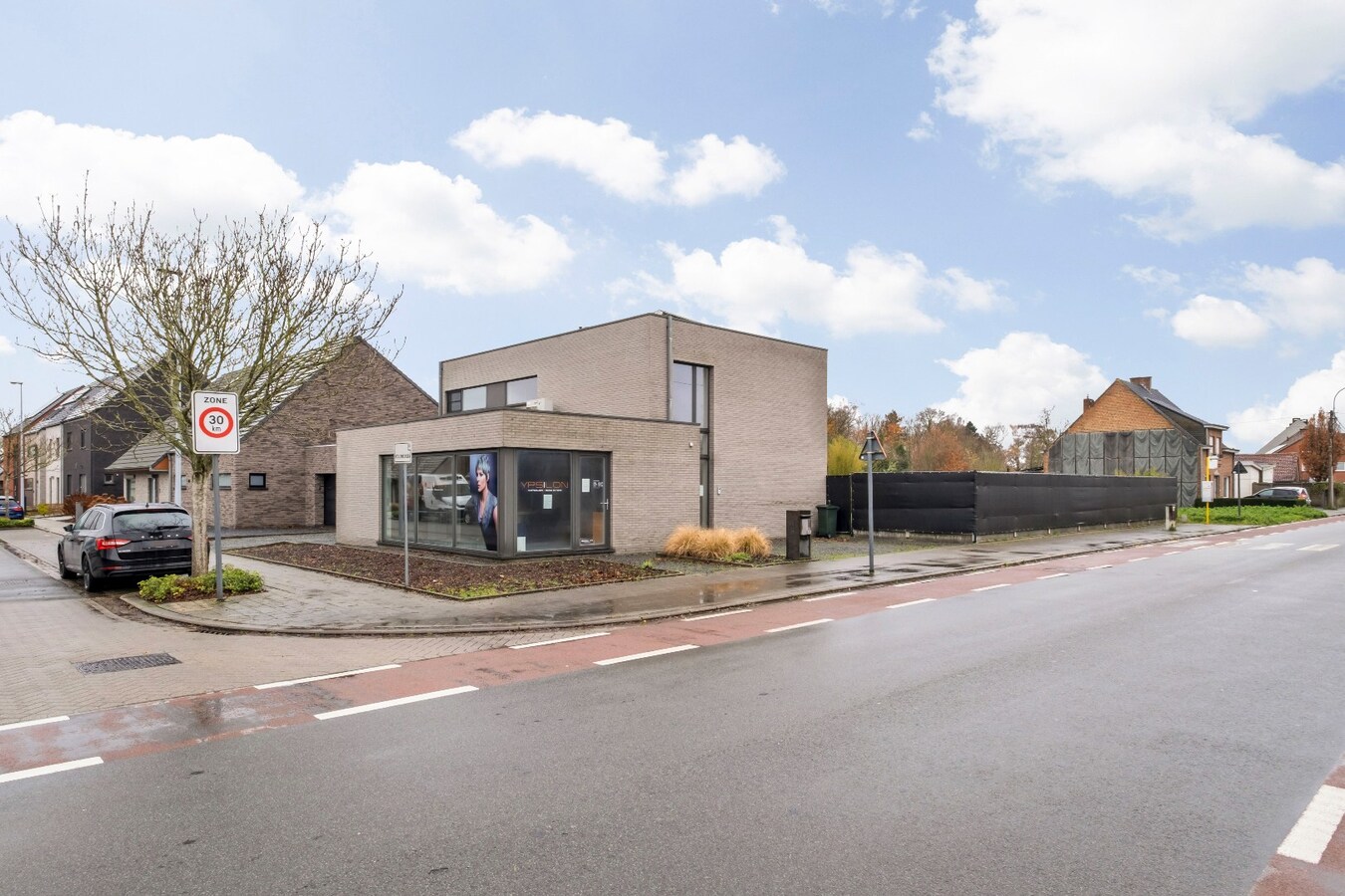 Moderne villa met praktrijkruimte op TOPligging te Heule  ! 