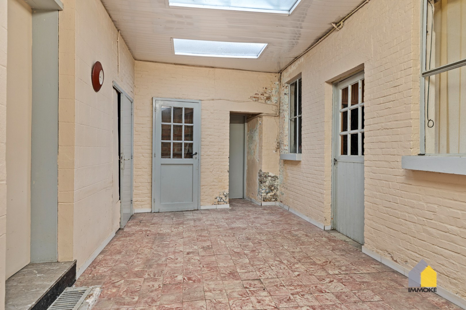 Te renoveren woning met 4 slpks, polyvalente ruimte en knusse tuin. 