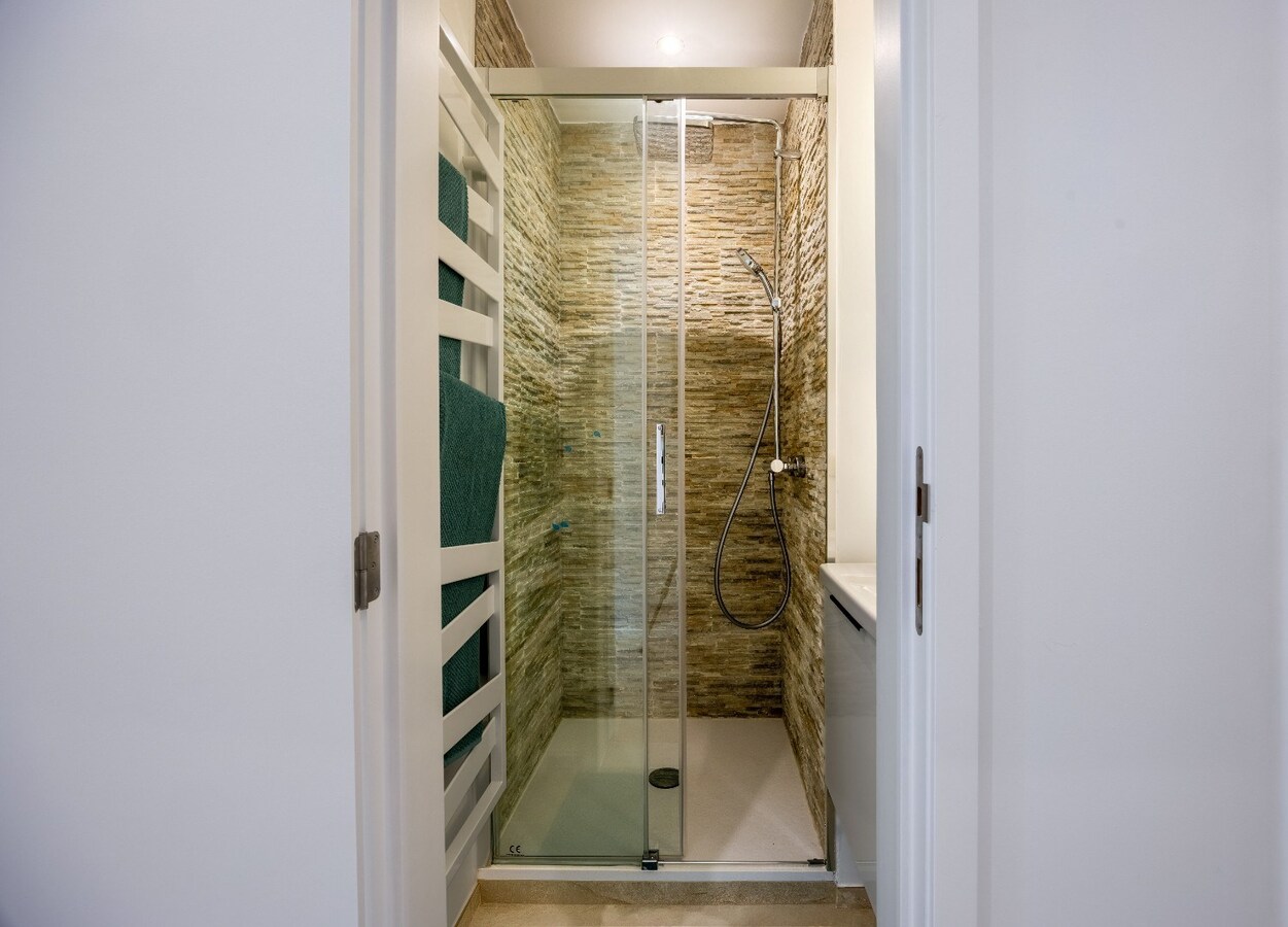 Stijlvol gerenoveerd hoekappartement met 3 slaapkamers op toplocatie te Duinbergen, vlakbij de Zeedijk. 