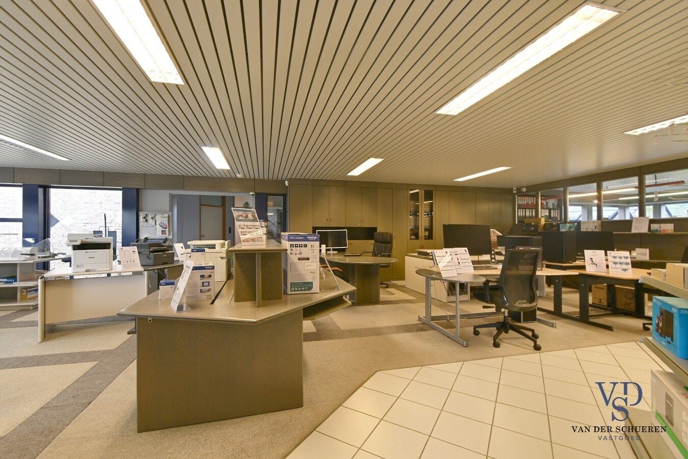 Ruim handelspand met penthouse in villastijl 