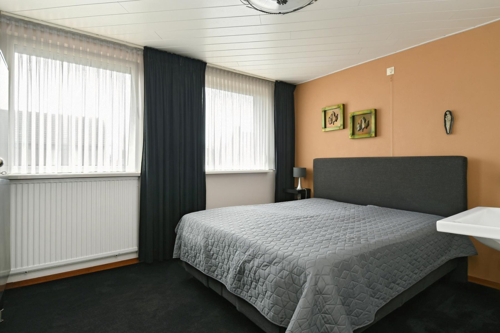 Geschakelde 2-onder-1-kap woning met serre, vier slaapkamers en inpandige garage gelegen nabij het centrum van Panningen 