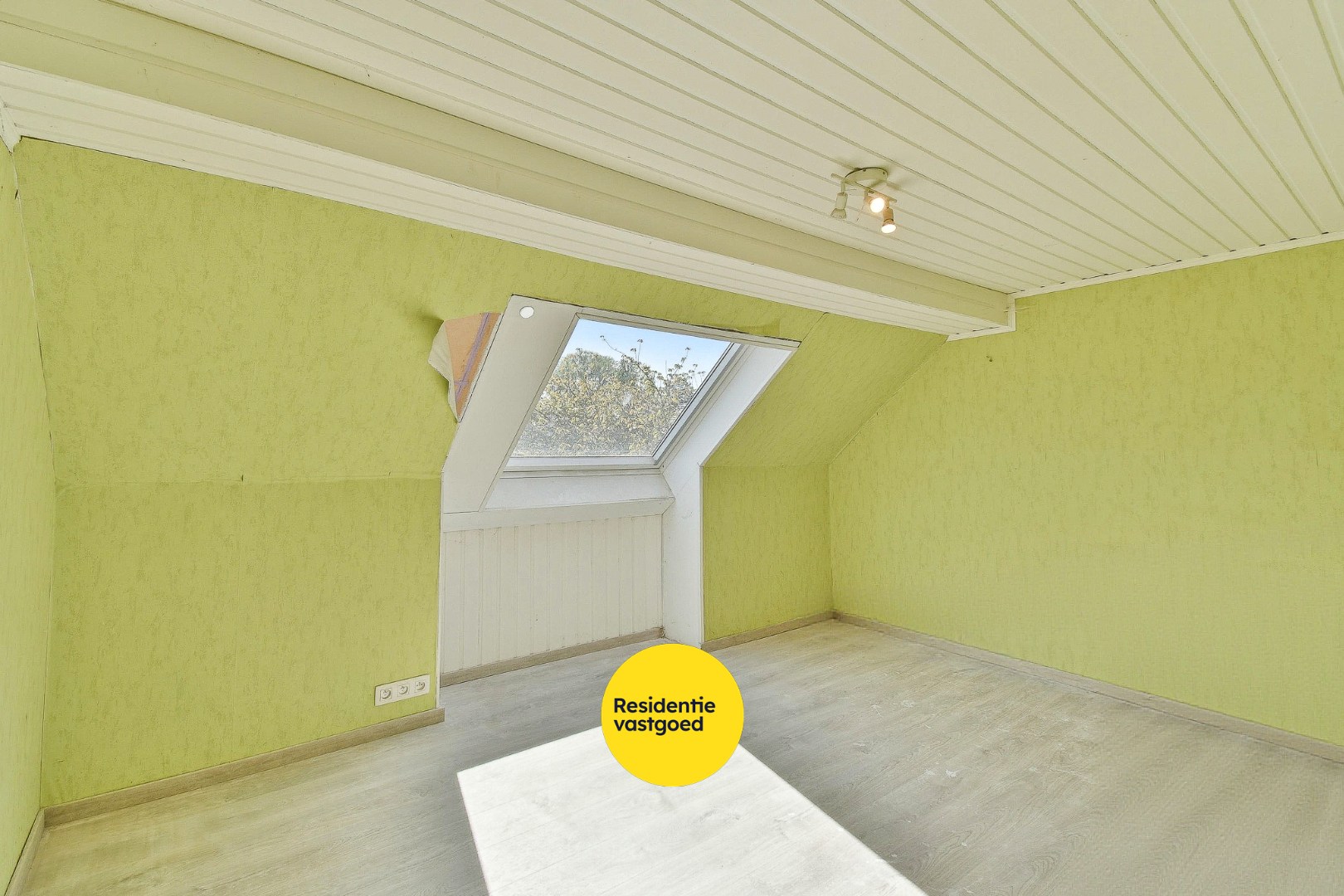 Woning met reeds aangevatte renovatie en veel potentieel 