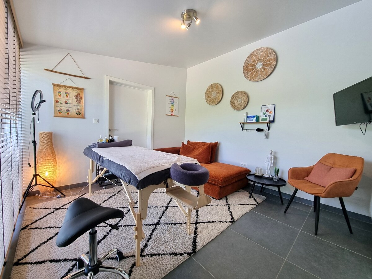 Prachtige, volledig gerenoveerde halfopen bebouwing op groot perceel van 842m² 