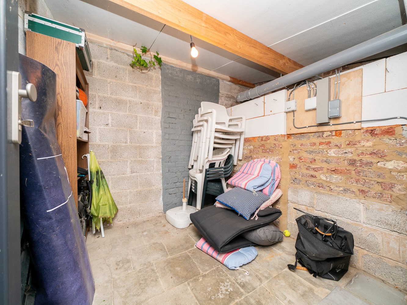 Volledige gerenoveerde 3-gevel woning 