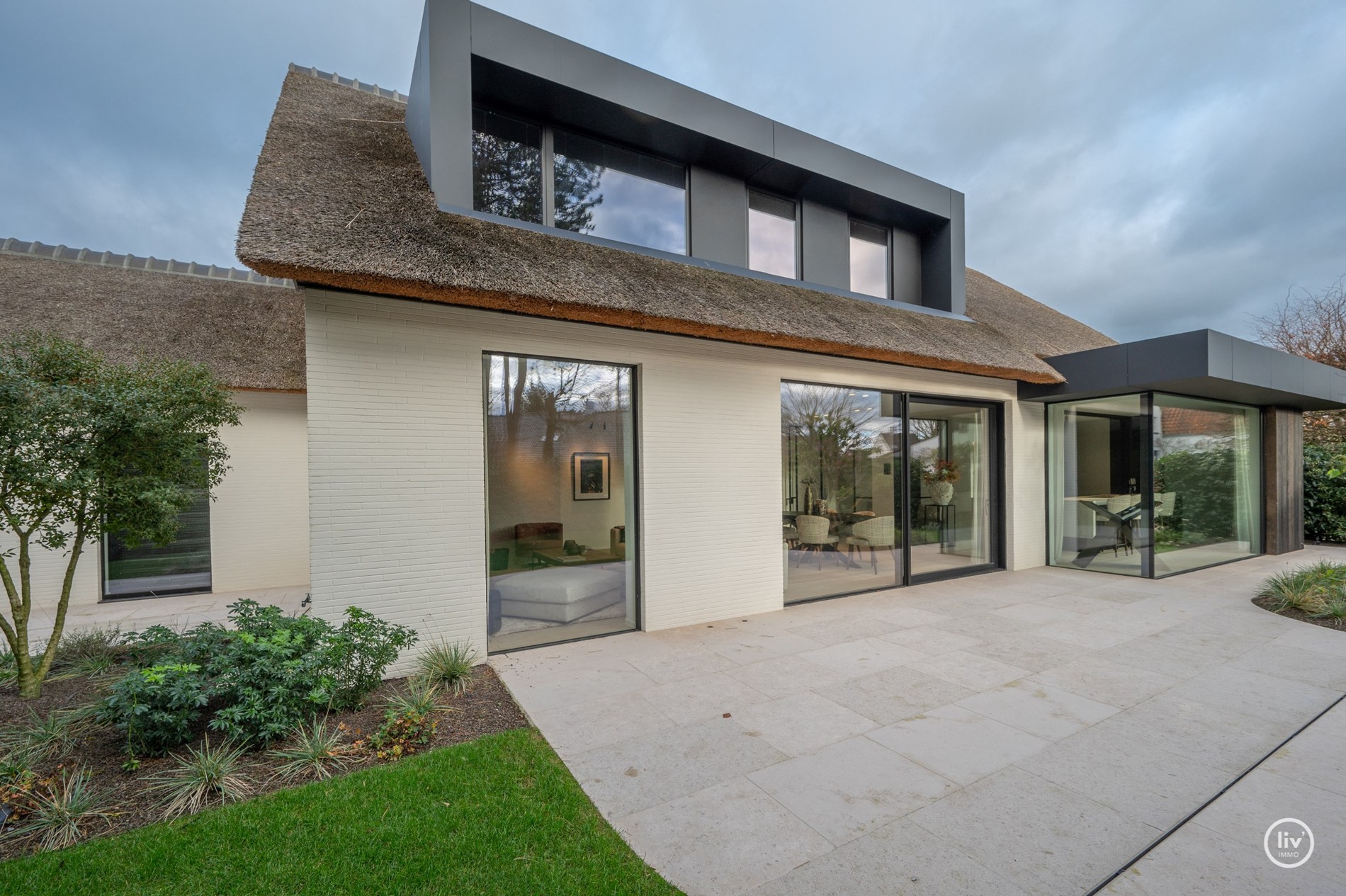 Superbe villa charmante, entièrement rénovée et joliment située dans un quartier résidentiel calme à proximité du centre de Knokke. 