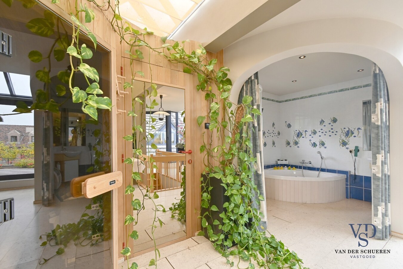 Ruim handelspand met penthouse in villastijl 