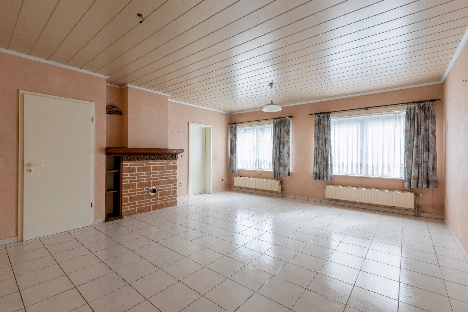 VERKOCHT ! Opbrengsteigendom met 2 appartementen en 2 garages 