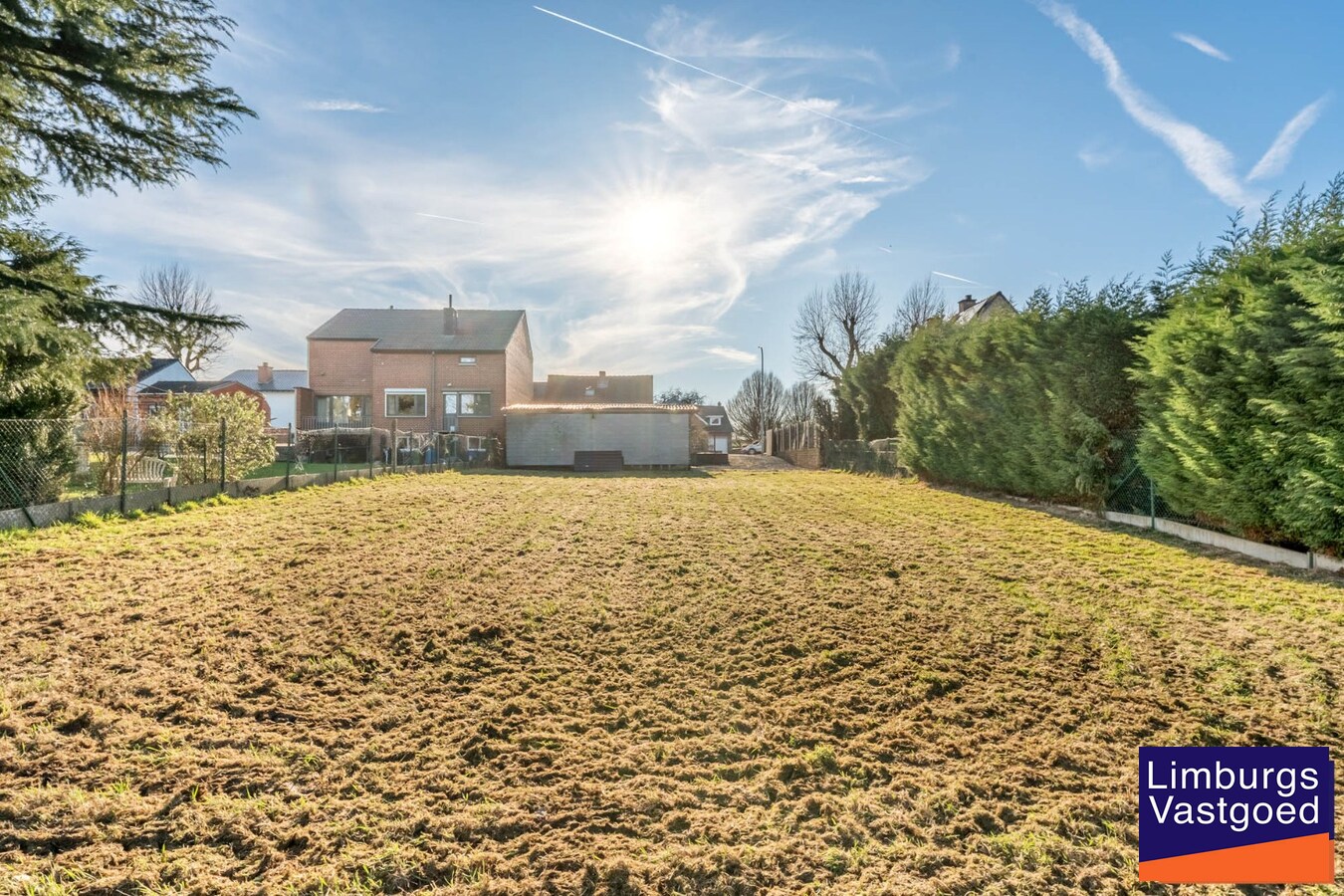 Instapklare woning met ruime loods/werkplaats, 11a 77ca 