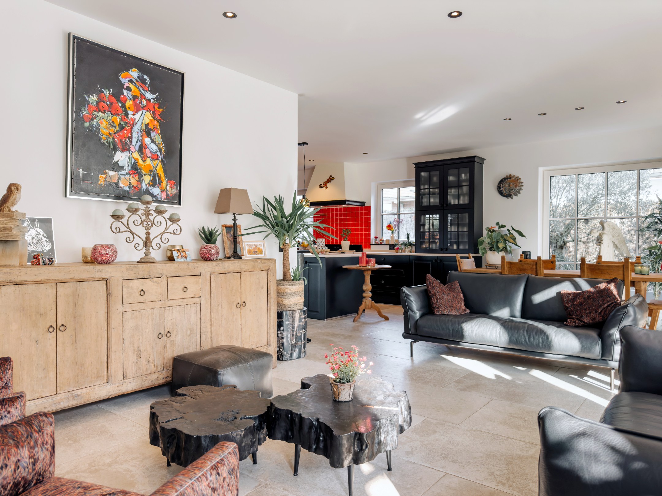 La villa récente de 2023 est située sur un terrain de 900 m², dans un havre de paix et de tranquillité. 