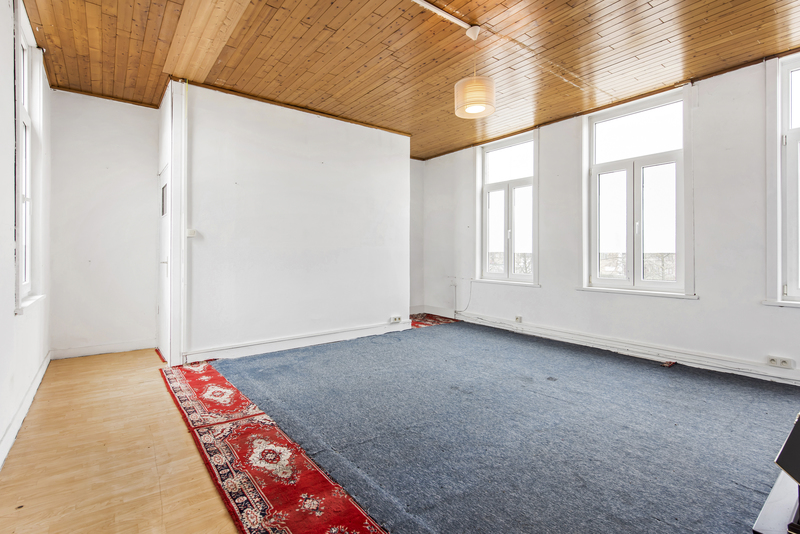 VERKOCHT!Op te frissen handelspand met woonst. 