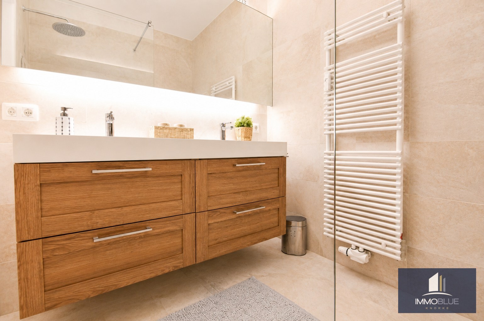 Appartement prêt à emménager avec deux chambres à coucher de belle superficie, idéalement situé au centre. 