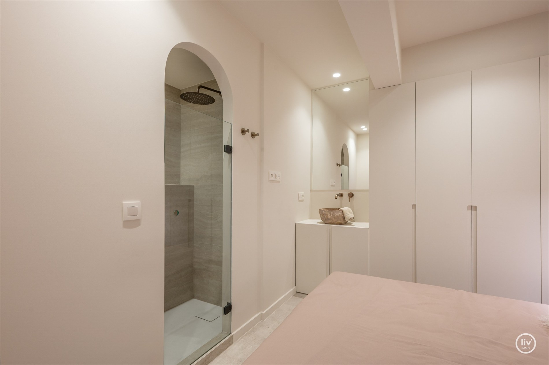 OPENDEURDAG te Zaterdag 31/10 te Lippenslaan 166 (tussen 11u en 13u): Luxueus volledig gerenoveerd 3 slaapkamer appartement te Lippenslaan gelegen op wandelafstand van het Albertstrand. 