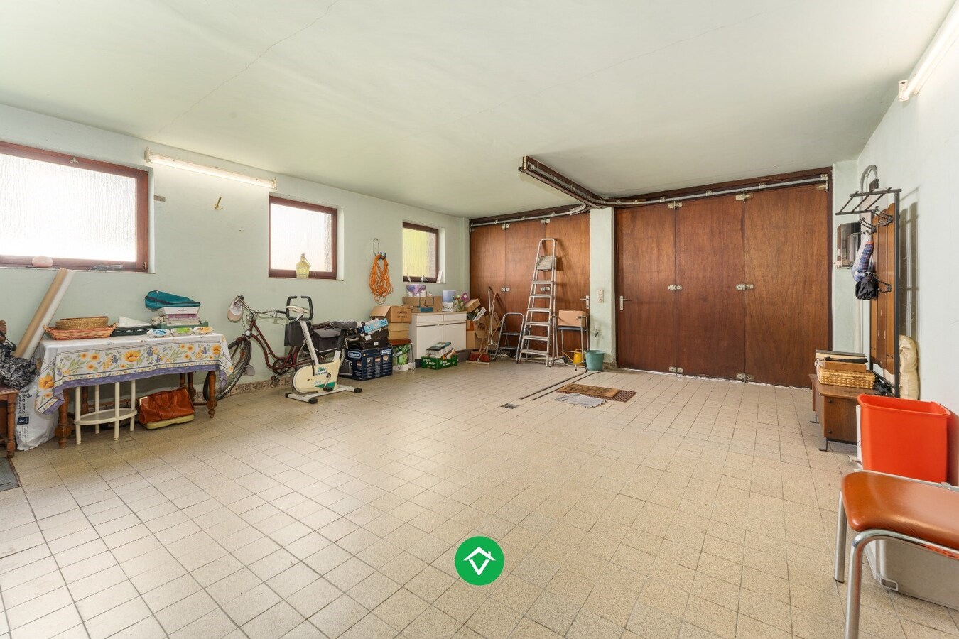 Alleenstaande woning met drie slaapkamers en dubbele garage in centrum Koekelare 