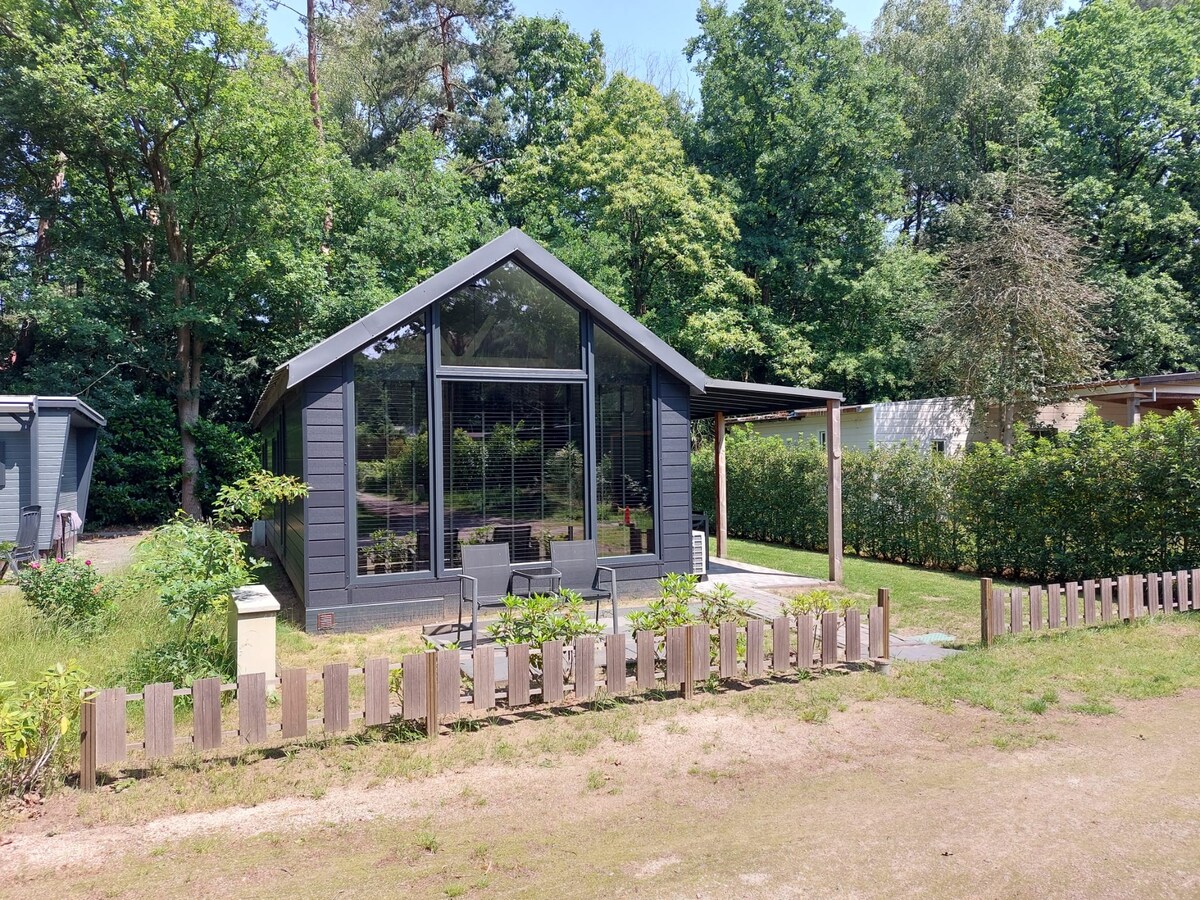 Zeer modern chalet met berging en 2 slaapkamers op park Kempenbos. 