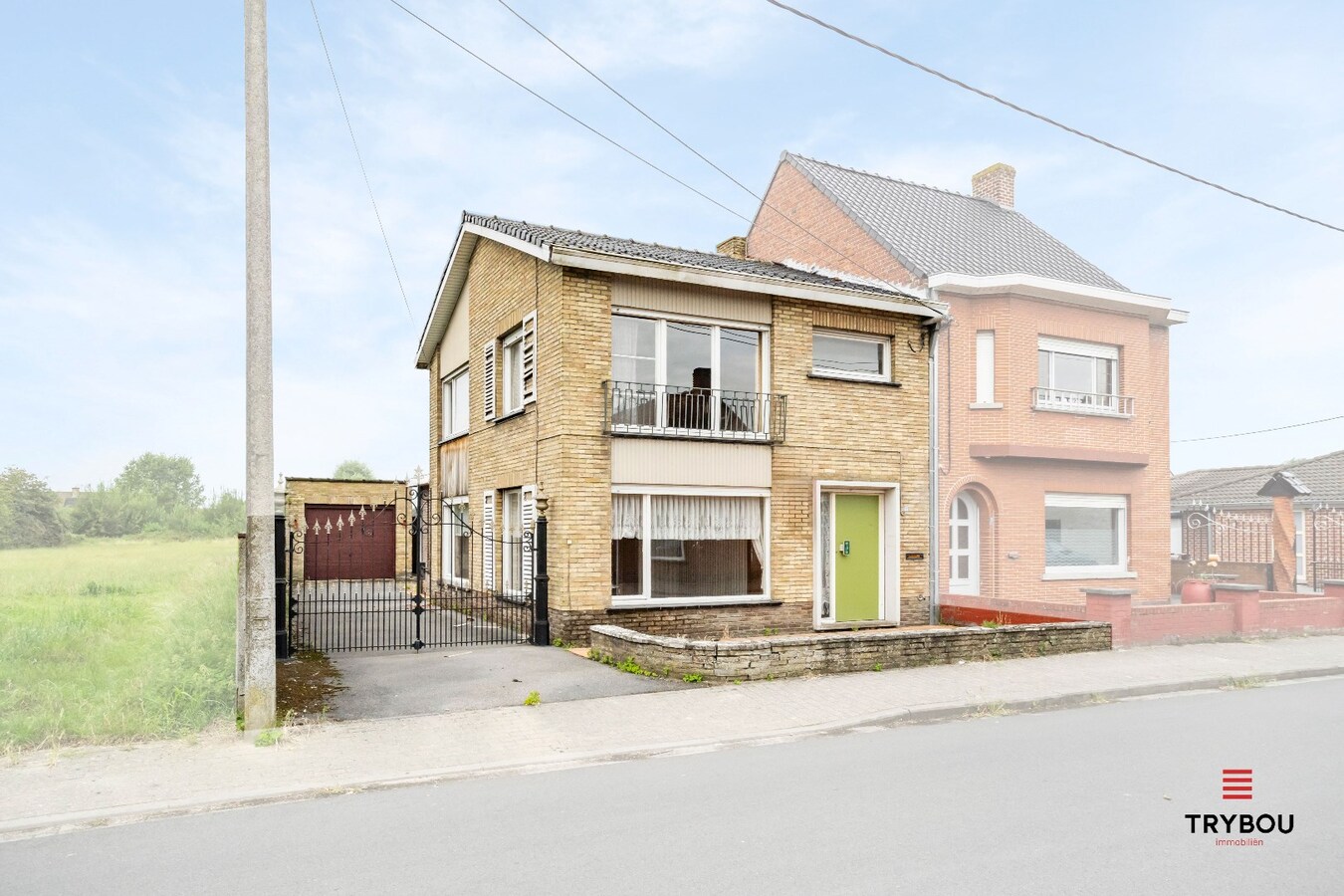 Centraal gelegen, halfopen woning met kleine loods en garage. 