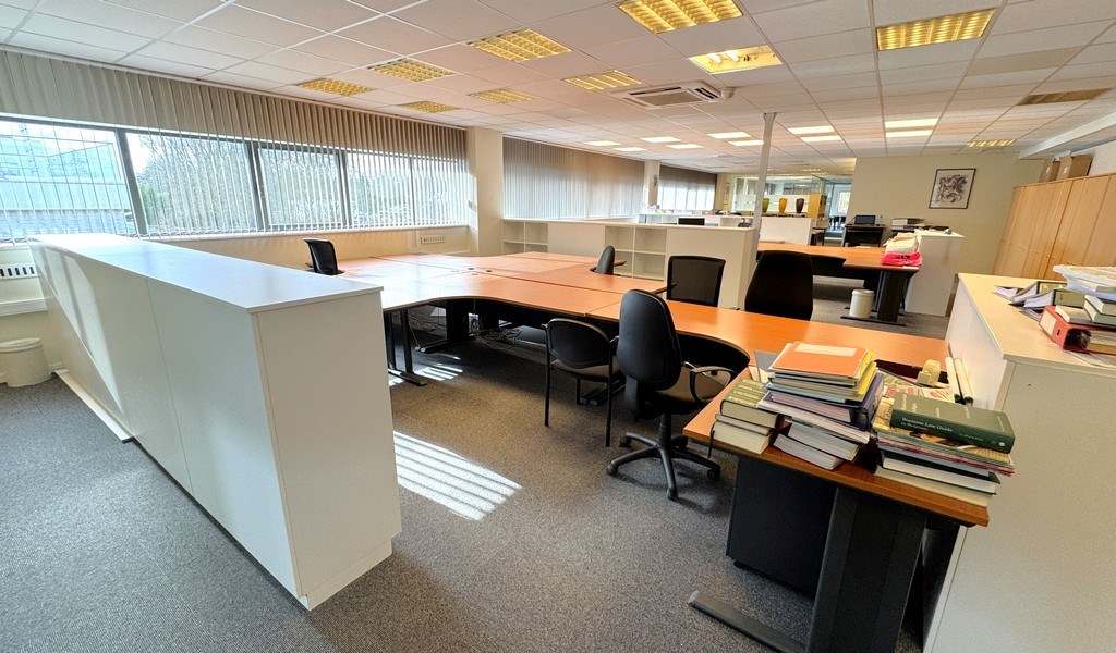 Ingedeelde kantoorruimte met parking te huur in Sint-Martens-Latem