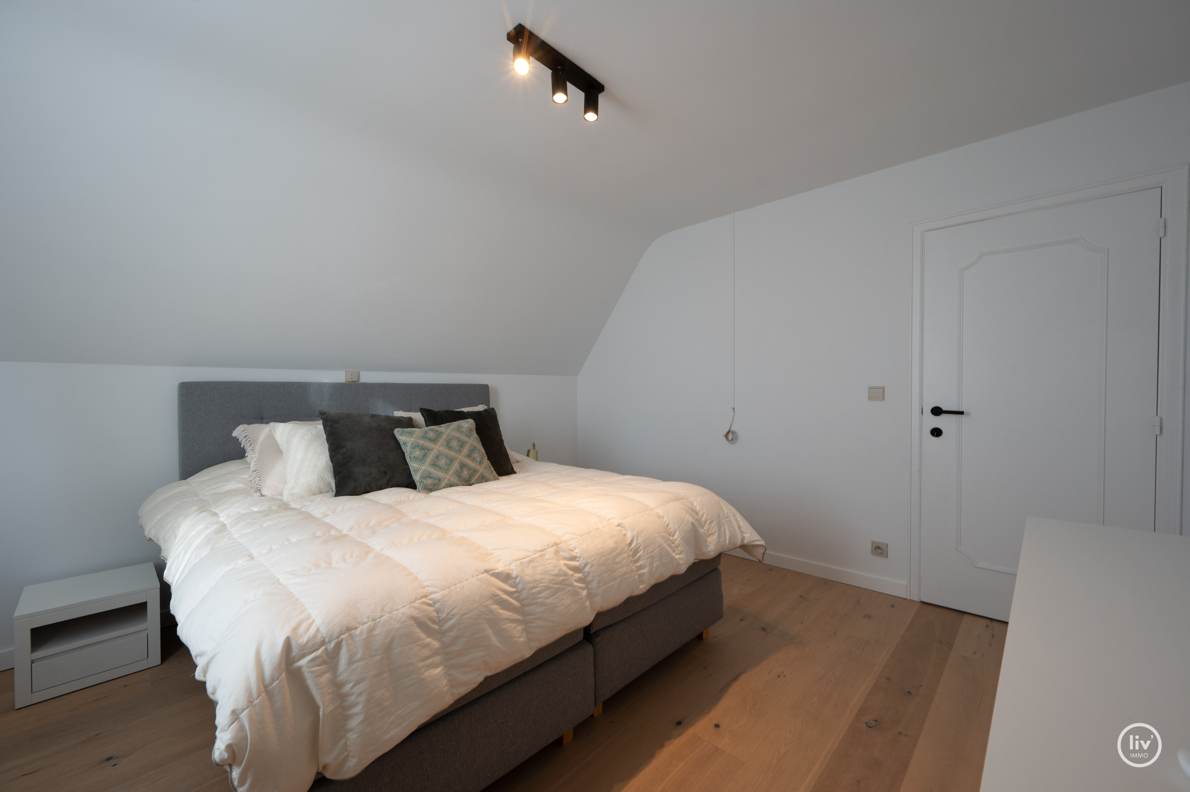 Magnifique villa rénovée avec toit de chaume, bien située près de Duinenwater à Knokke. 