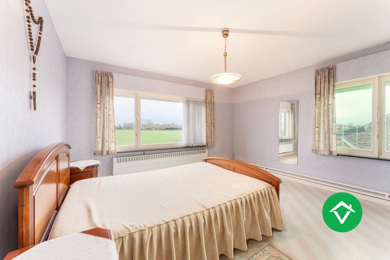 Op te frissen gezinswoning met twee garages en landelijk zicht te Eernegem 