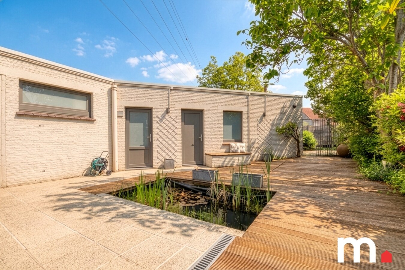 Centraal gelegen woning met privé parkeerplaats te koop in Heule ! 