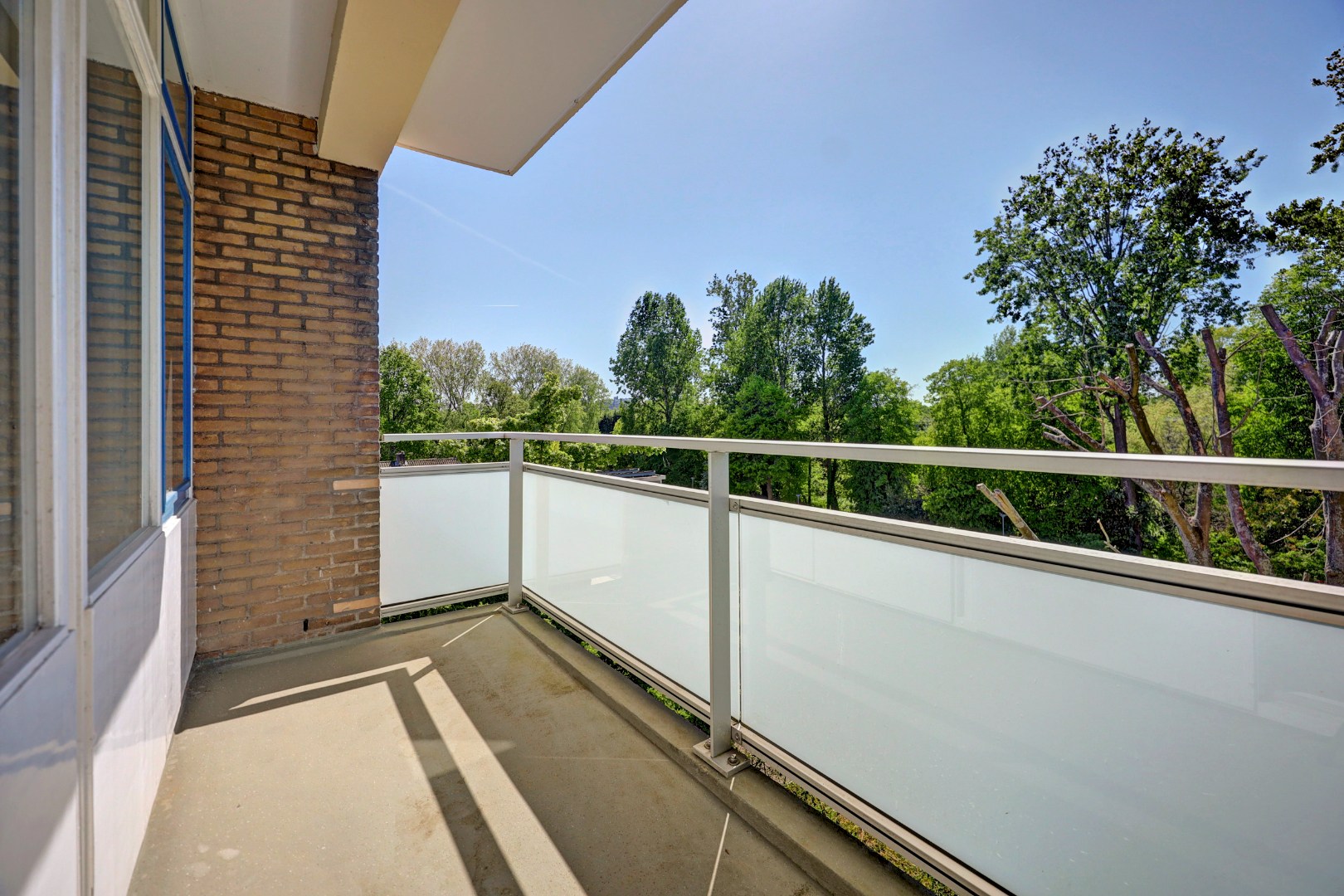 Goed onderhouden en instapklaar 4-kamer hoek-appartement op de 4e verdieping met moderne keuken en badkamer, 3 balkons en gelegen op eigen grond. 