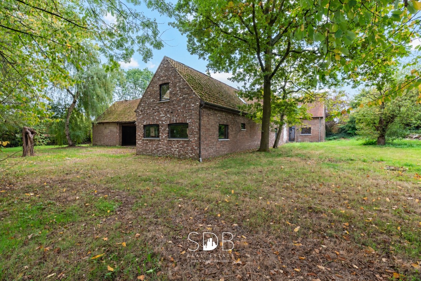 Authentieke hoeve met achterliggend groen op 5.192m² 