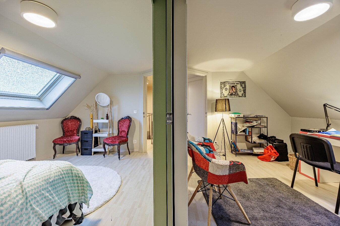 Ruime en veelzijdige bel-étagewoning met 5 slaapkamers, zuidgerichte terrassen en studio/praktijkruimte nabij de zeedijk. 