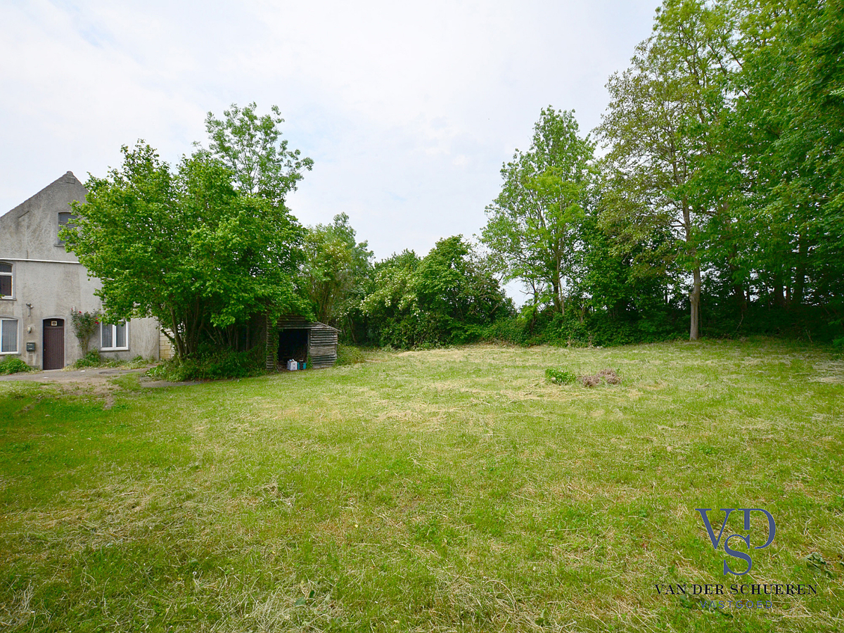 Bouwgrond met een breedte van ca. 45 m langsheen de N425. 