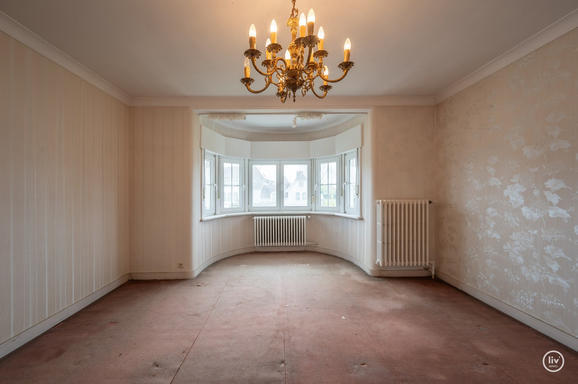 Charmante te renoveren koppelvilla op toplocatie in Knokke, langs de prestigieuze Elizabetlaan en op wandelafstand van strand en casino (met inpandige garagebox) . 