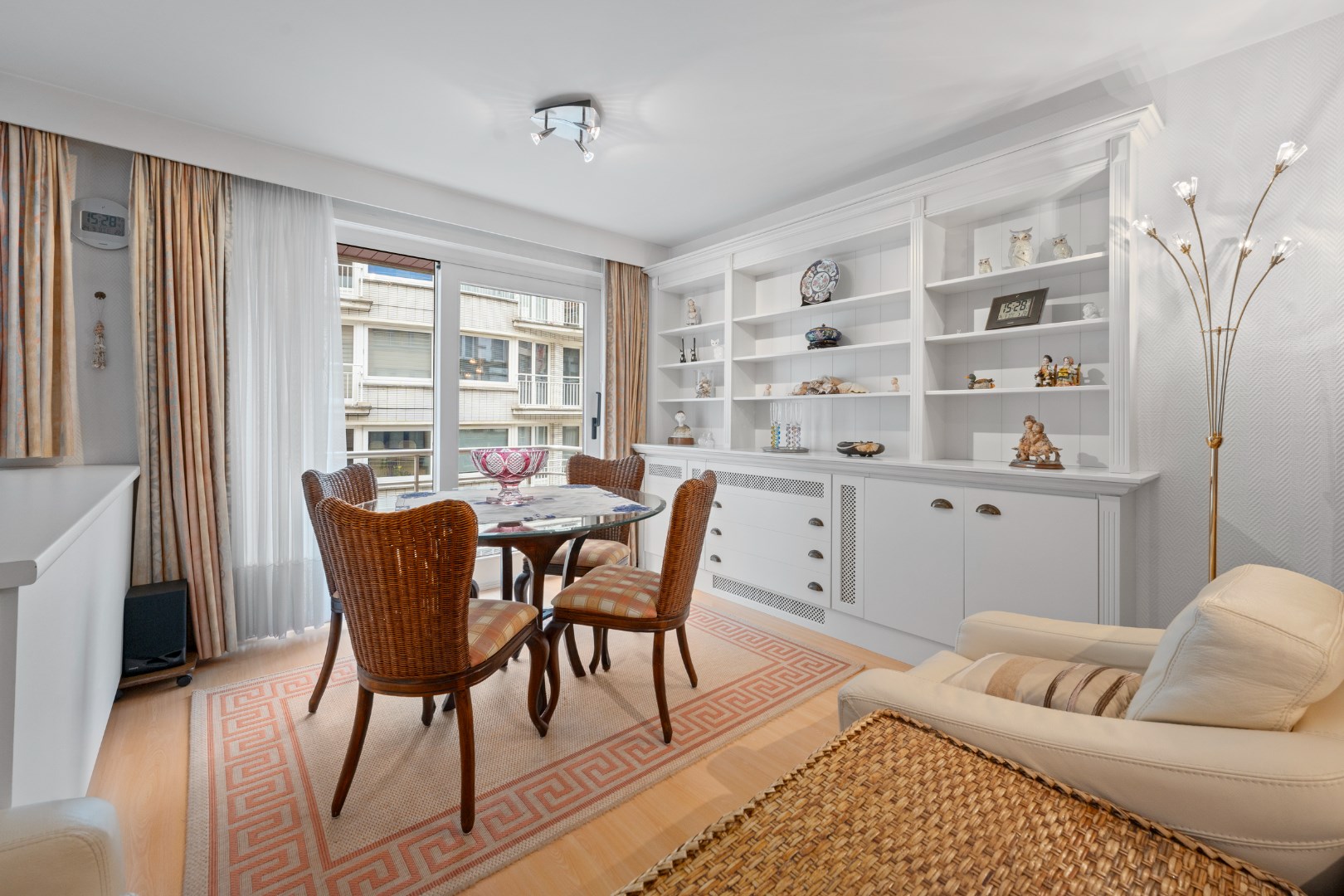 STUDIO IN HET CENTRUM VAN OOSTENDE MET ZIJDELINGS ZEEZICHT 