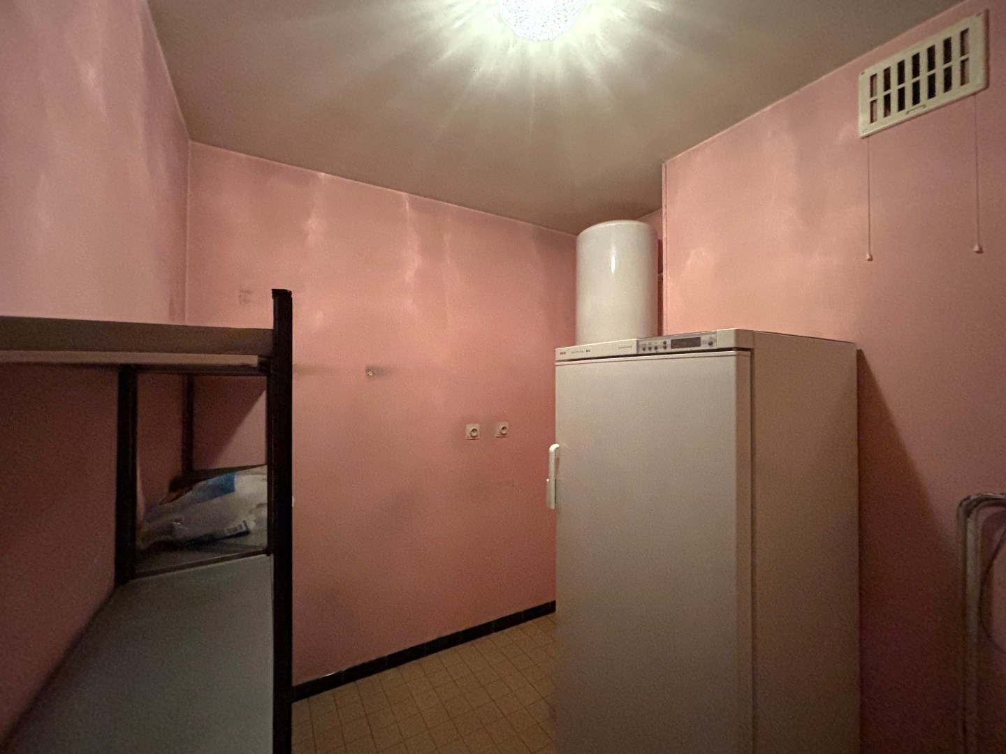 Deels te renoveren appartement met 2 slpk. gelegen in het centrum van Leopoldsburg 