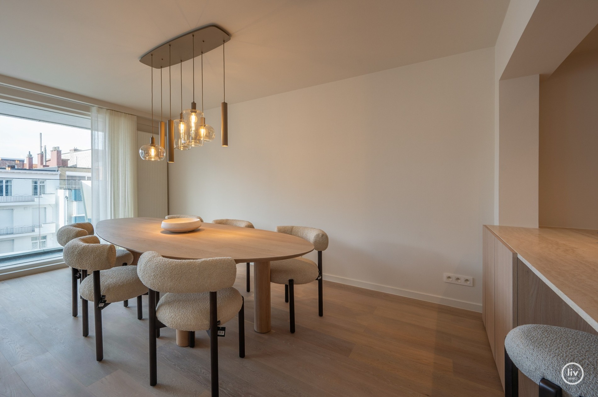OPENDEURDAG te Zaterdag 31/10 te Lippenslaan 166 (tussen 11u en 13u): Luxueus volledig gerenoveerd 3 slaapkamer appartement te Lippenslaan gelegen op wandelafstand van het Albertstrand. 