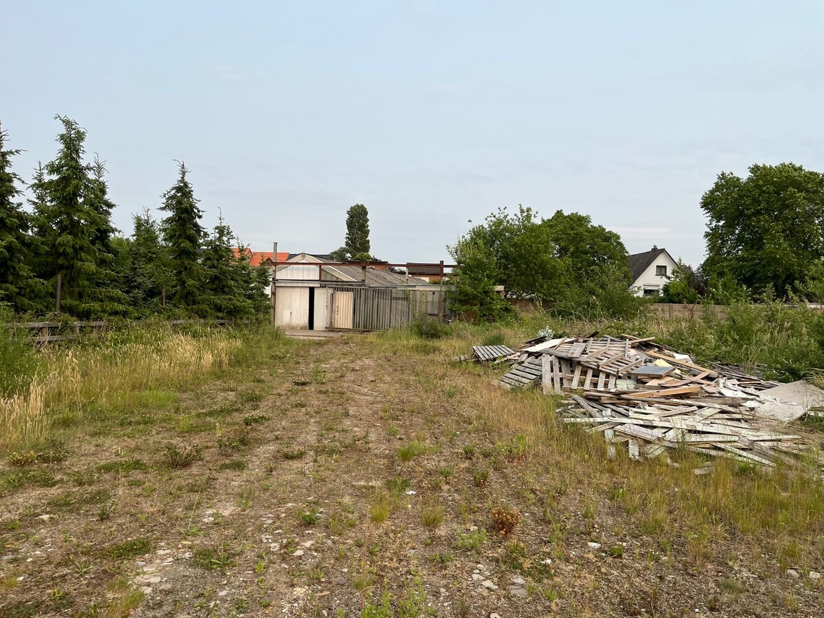 Handelsgelijkvloers met opslagruimte, weiland en achteringang 